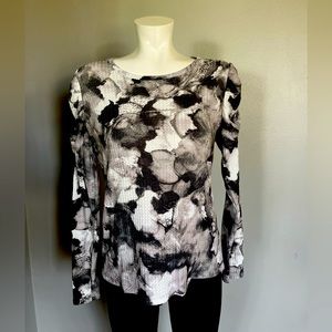 Simply Vera wang ribbed shirt in black & white abstract print. Worn once